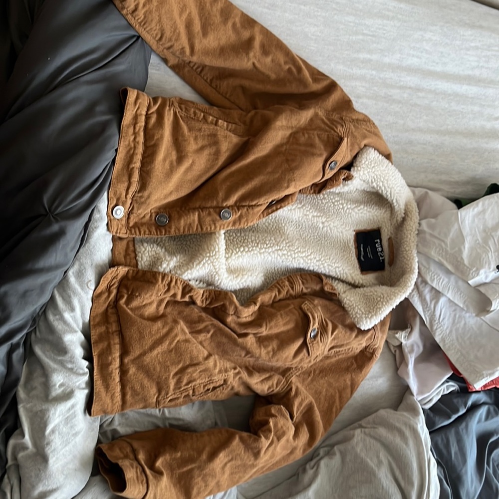Corduroy jacket, with cotton lining on the inside. Size Medium